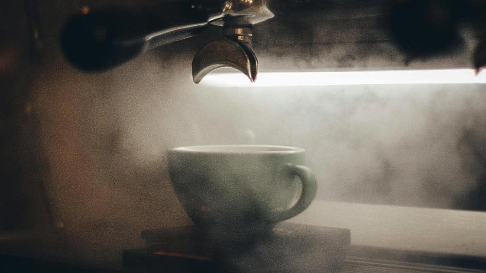 ceasca de cafea pregatita la aparat